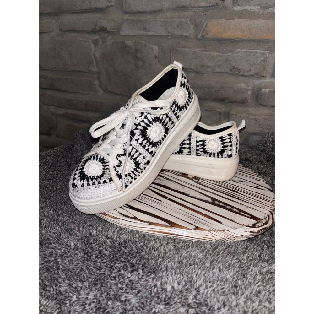 Rambling Crochet Platform Sneaker Mata size 8